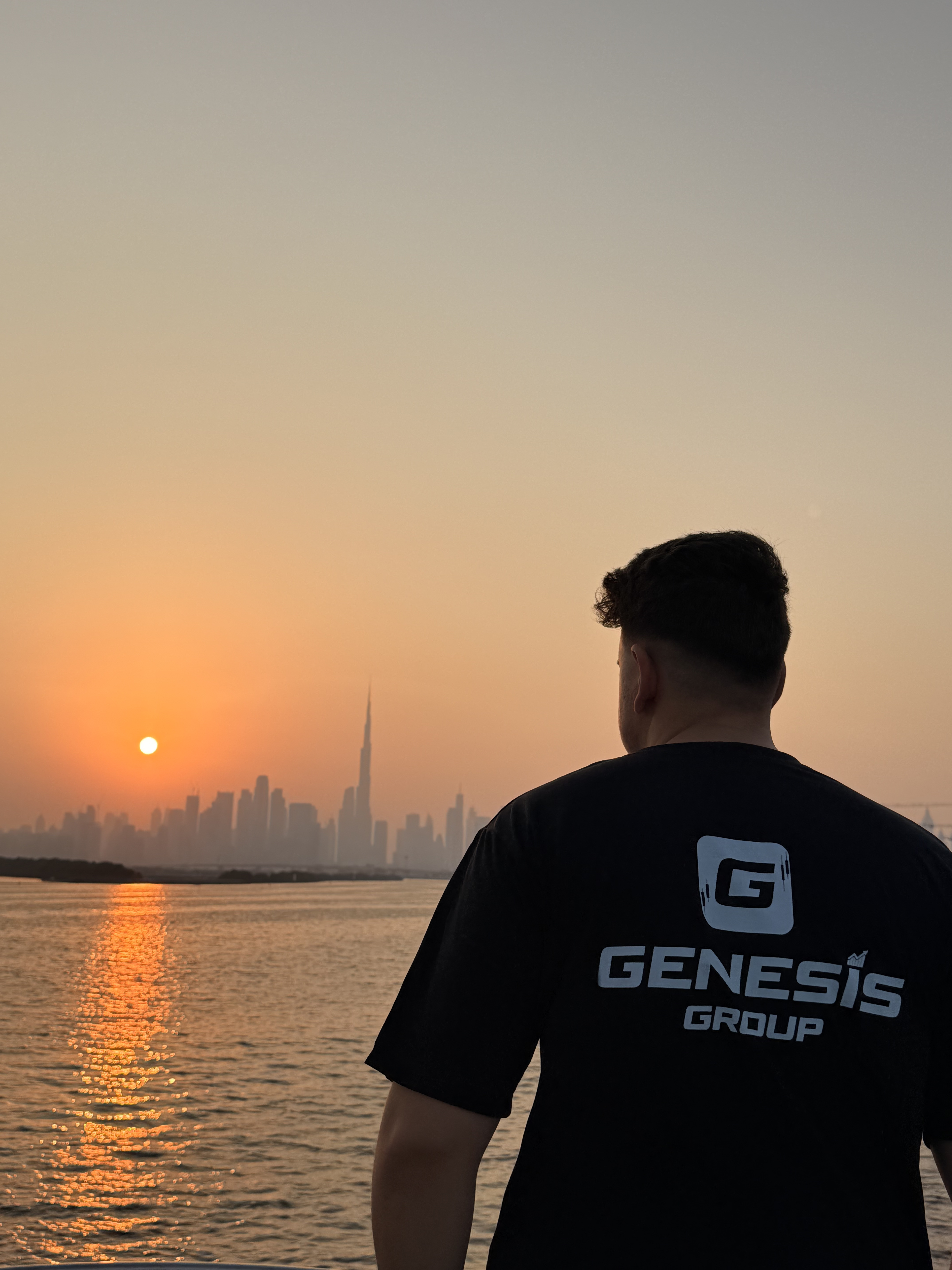 Genesis Group — contemplando o skyline de Dubai com Burj Khalifa